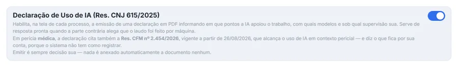 Bloco da Declaração de Uso de IA da Resolução CNJ 615/2025, ligado, explicando que ela informa em que pontos a IA apoiou o trabalho, com quais modelos e sob qual supervisão, e citando a Res. CFM nº 2.454/2026 para a perícia médica.